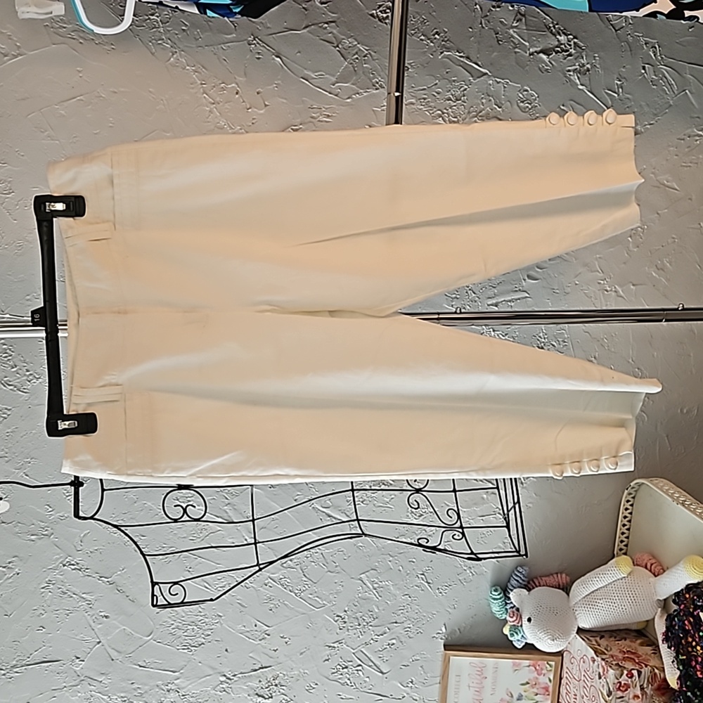 DressBarn white button detail capri pant.  Size 8.